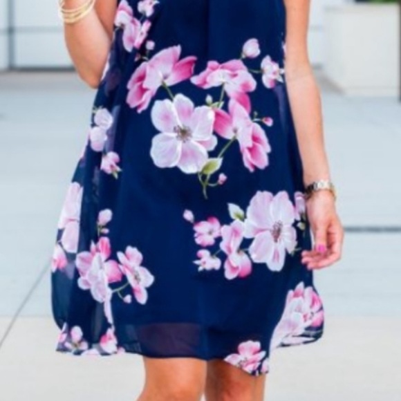 Signature by Robbie Bee Navy Floral Chiffon Dress
Women's Size 6 - Picture 4 of 6